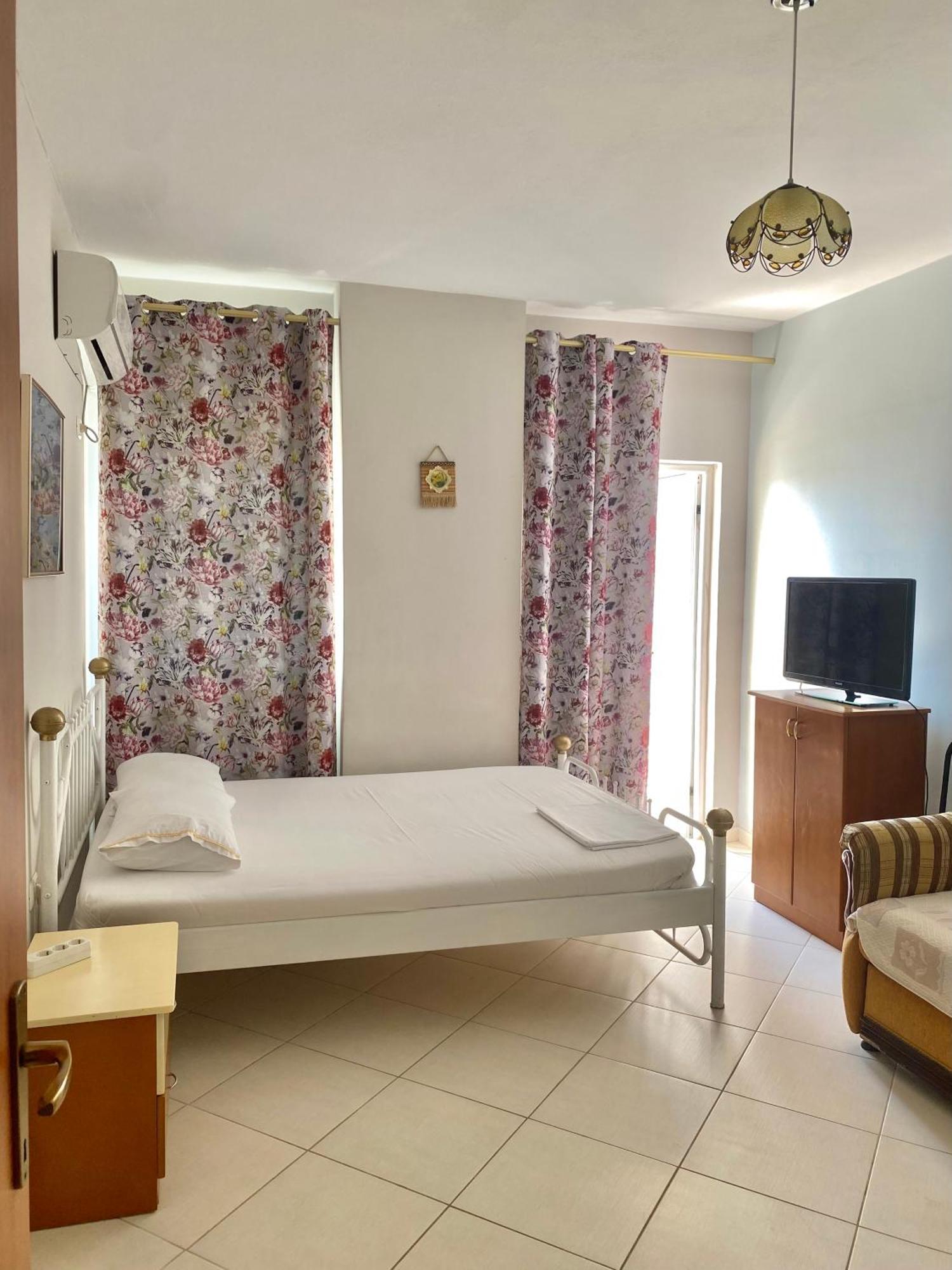 Caramel Sun Studios Apts Саранде Екстериор снимка