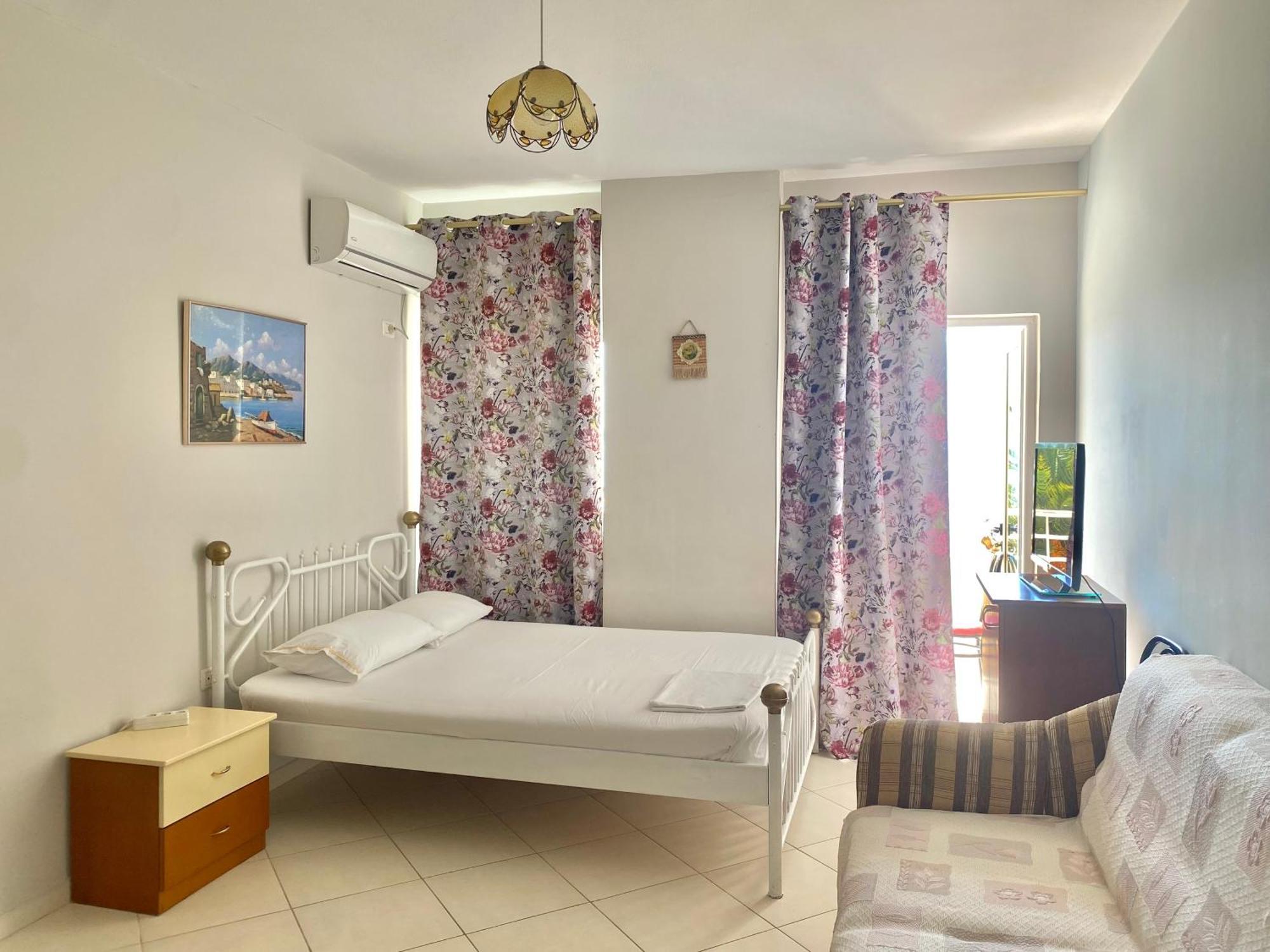 Caramel Sun Studios Apts Саранде Екстериор снимка